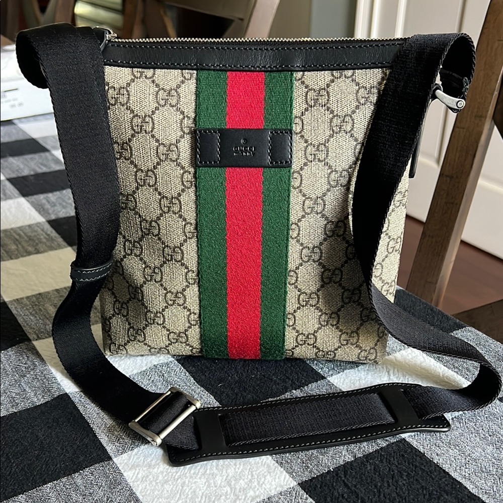 Authentic Gucci Web GG Supreme Flat Messenger